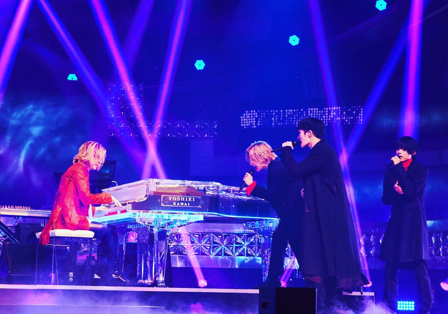 YOSHIKI＆SixTONESが待望の共演❗️パフォーマンス写真が話題💎「心に響く曲です😌」