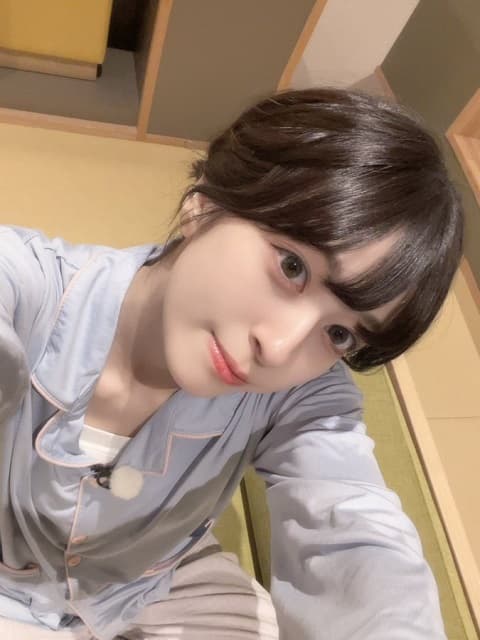 「いっぱいはしゃいじゃいました> ̫<」生配信後に女性声優が自撮り披露