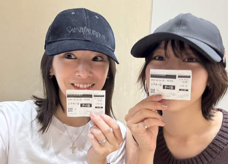 最高の笑顔！映画を満喫する仲良しショットに癒される