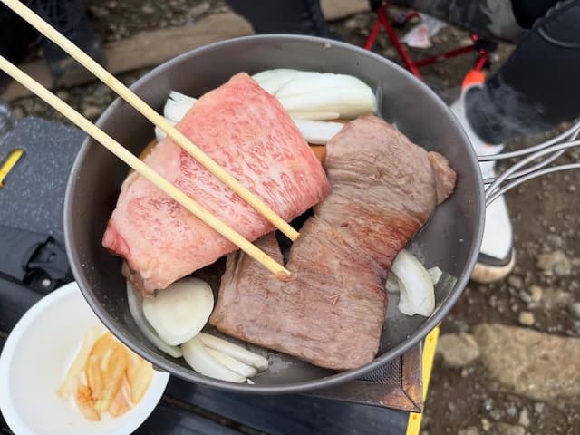 「羨ましい限り」女優・南沢奈央が“山頂のご馳走”ショットを公開！