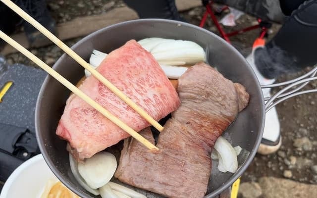 「羨ましい限り」女優・南沢奈央が“山頂のご馳走”ショットを公開！