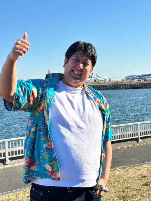 レインボー・ジャンボたかお、青空と海を背景に爽やかな笑顔！「海きたよ！気持ち良い！」