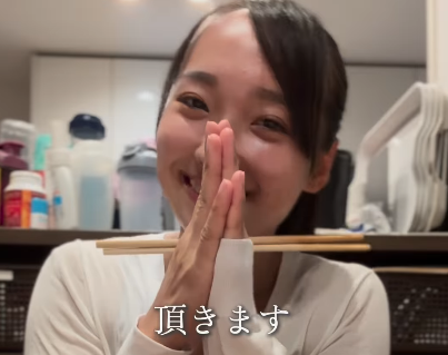 大学生の美女フィットネスモデル、情熱たぎる”グルメ・頂きます”ムービーを披露！開放された乙女の姿