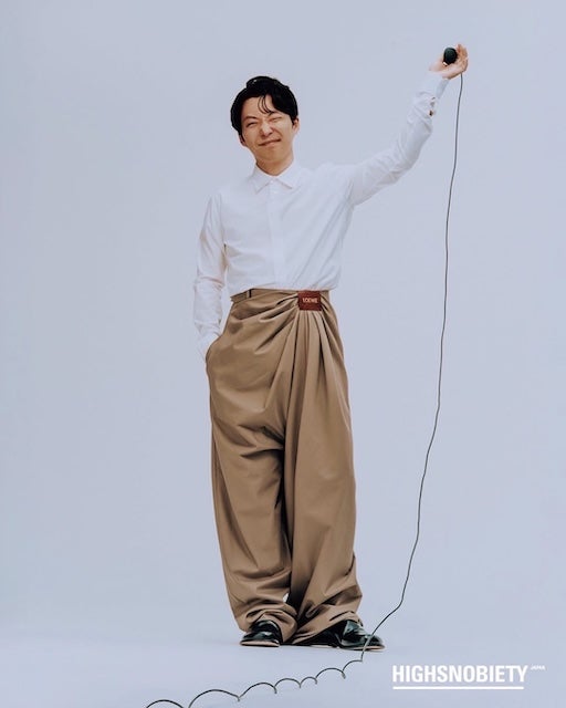 星野源がLOEWEを着用した投稿が話題に！ファンからは「可愛いとかっこいいが同時にきた！」との声