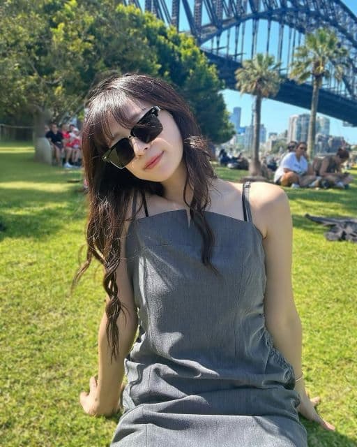 大人気YouTuber・ヘラヘラ三銃士さおりん、シドニーでの「どれが好き？」ショットが話題に！