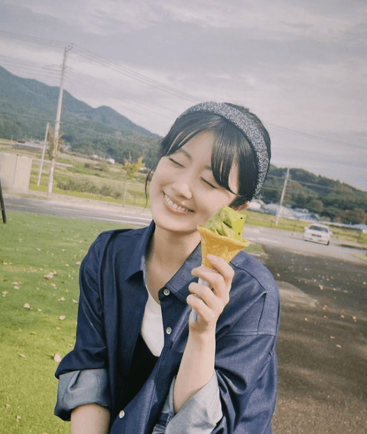 元乃木坂46・樋口日奈、大自然バックに抹茶ソフト堪能！極大癒しショットが可愛いと話題に