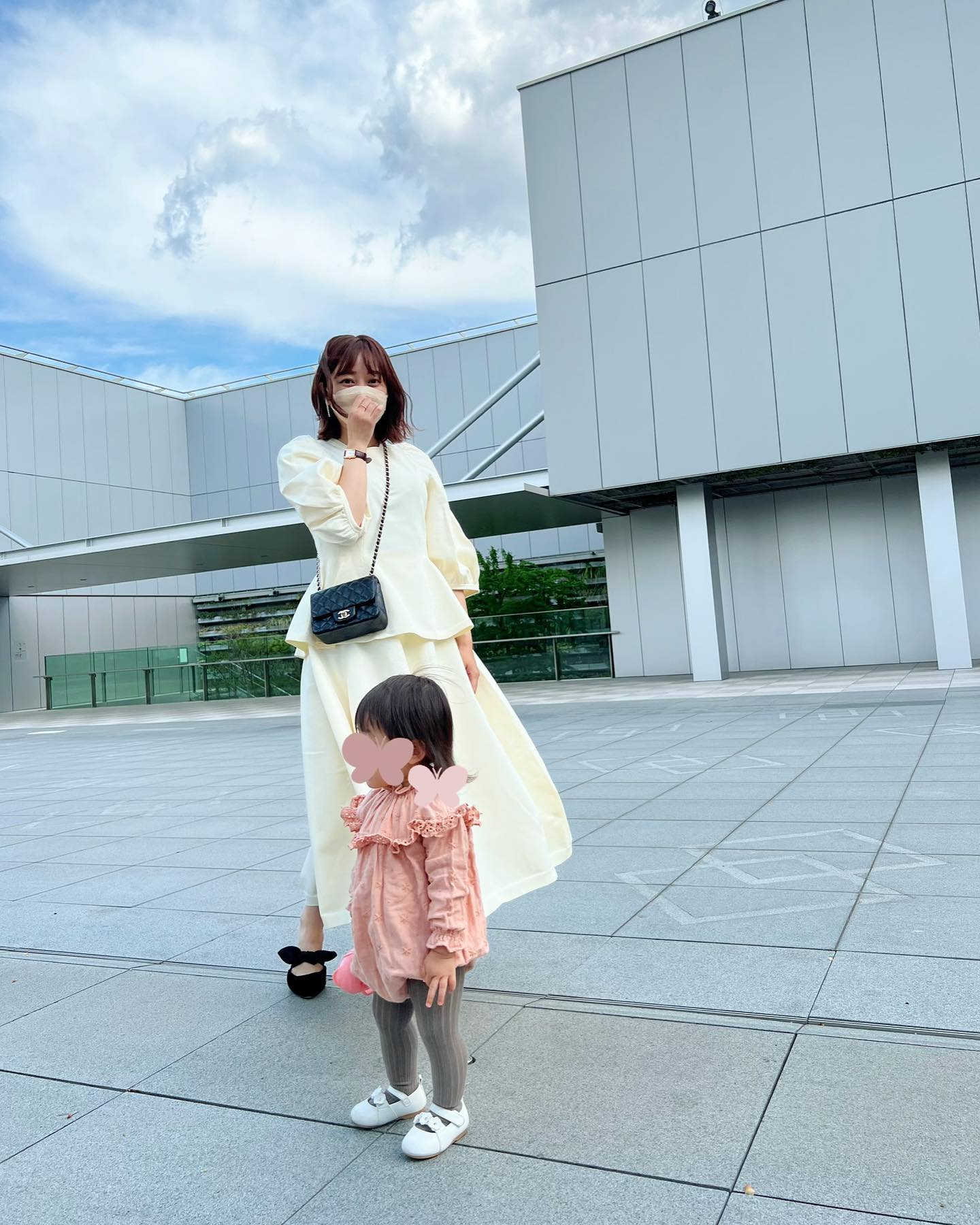 「親子でデート😍」菊地亜美さんと長女のツーショットが可愛すぎると話題🌟