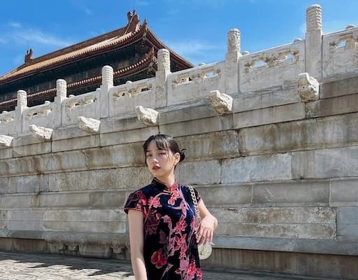 「可愛すぎ…」のん、“ツインお団子”で中国観光を楽しむ