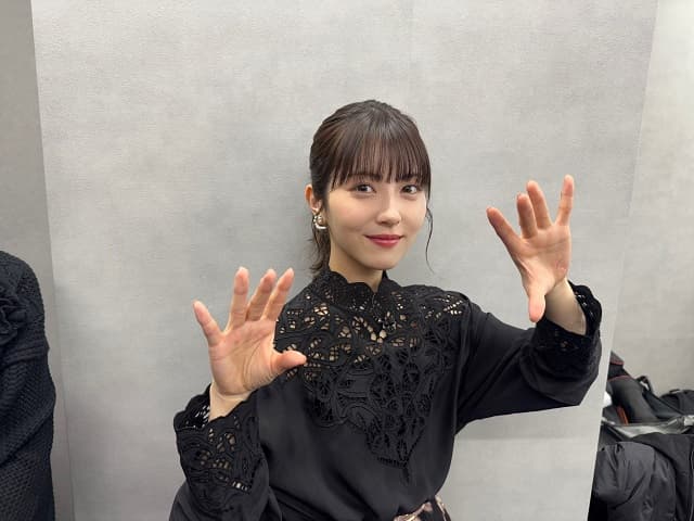 浜辺美波が『アンダーニンジャ』舞台挨拶に登壇！美麗な黒コーデ姿を披露