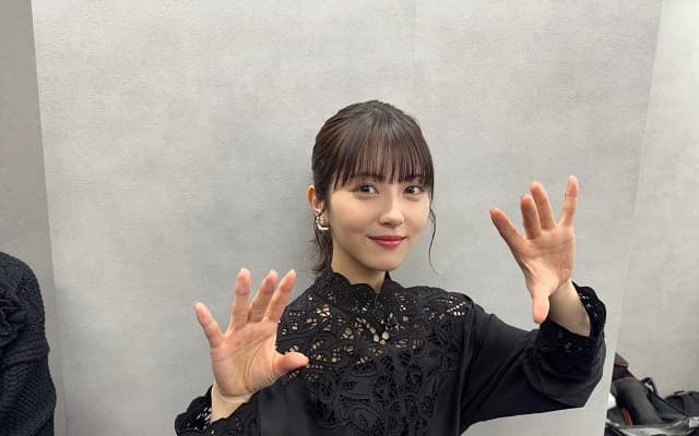 浜辺美波が『アンダーニンジャ』舞台挨拶に登壇！美麗な黒コーデ姿を披露