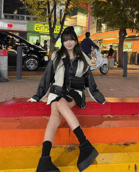 「魂が荒ぶった！？」大人気ラウンドガール水瀬琴音、”爆買い”で思わず謎モーションを披露！「めちゃ可愛すぎる」