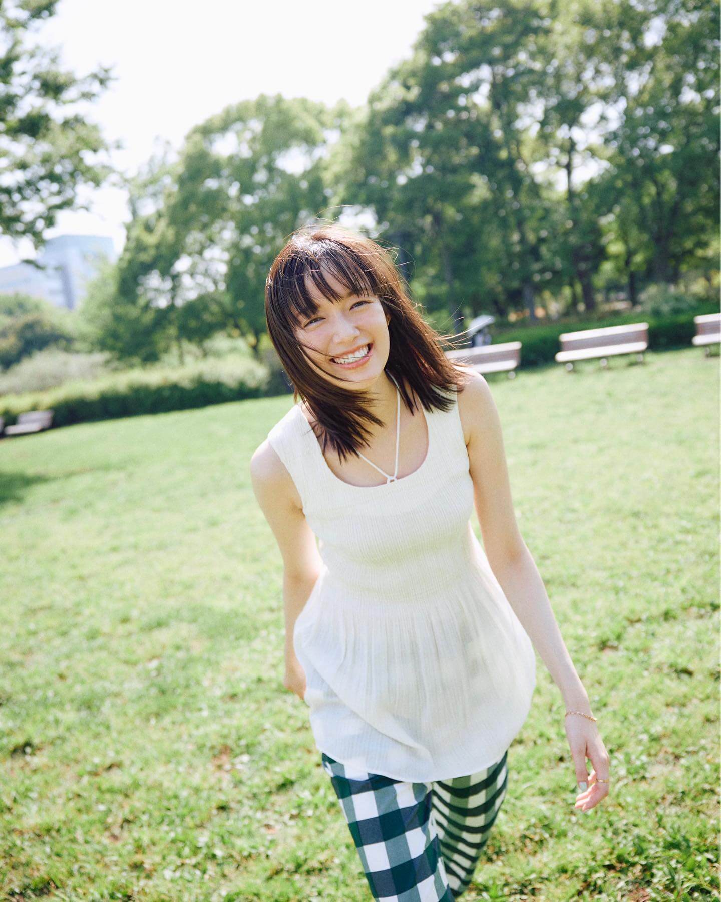 佐藤栞里 MOREモデル卒業を発表😭✨爽やかな笑顔のアザーカットも公開🍃🤍