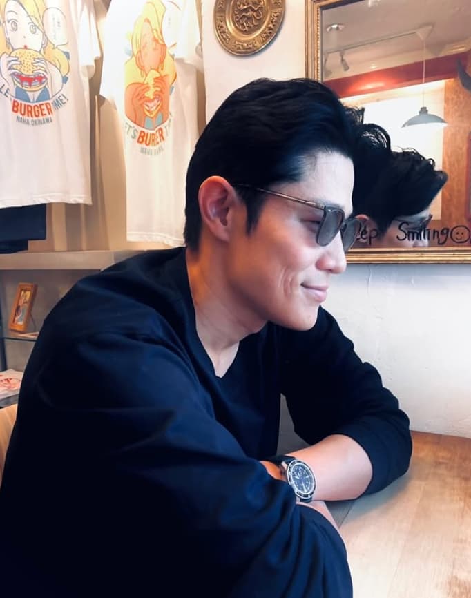 鈴木亮平のメニューを見るショットに失神者続出！？「また一瞬息止めてしまった 」