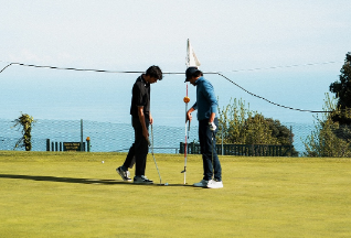 「Carlosが勝ったってことでOK？」アレックス・アルボン、“スコアカード紛失”報告でゴルフオフショット公開！