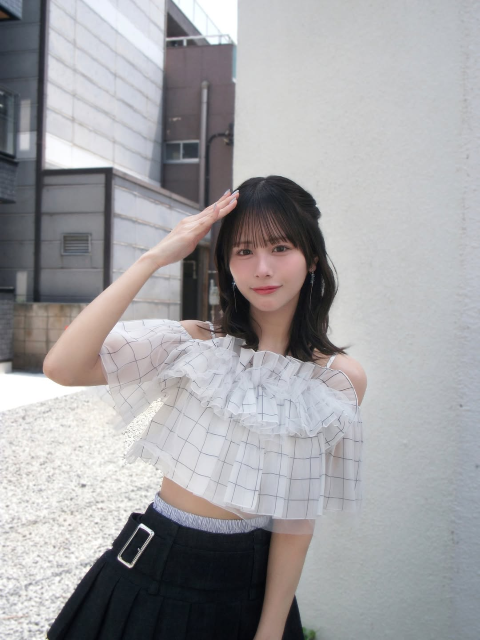 美肌チラリ！ヘソ出しオフショル＆ミニスカスタイルの≠ME・尾木波菜、可愛すぎる最新インスタショットにファン歓喜！