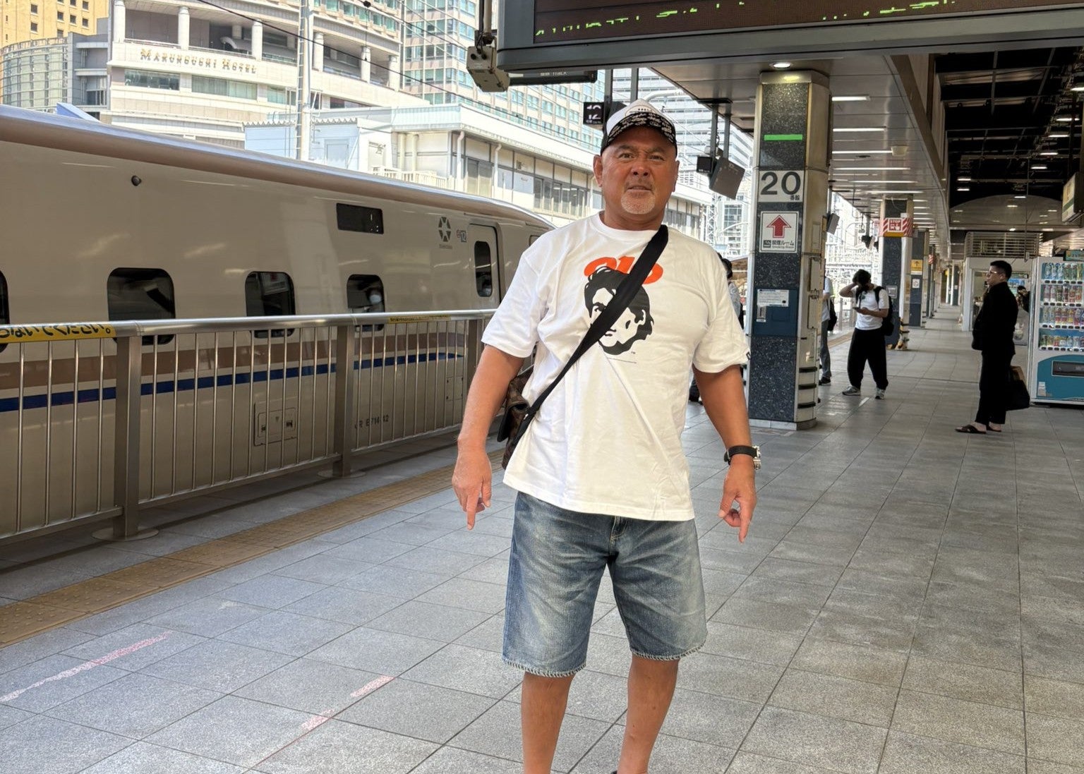 武藤敬司が石川県へ向かう様子を公開、駅のホームで見せたさわやかなTシャツ姿