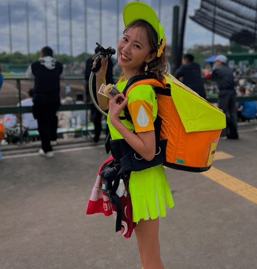 「めっちゃ可愛い！」激カワのビール売り子推参！ハイビスカス飾りが光る”生樽担ぎ・ショットに反響「ビール買いに行きます」