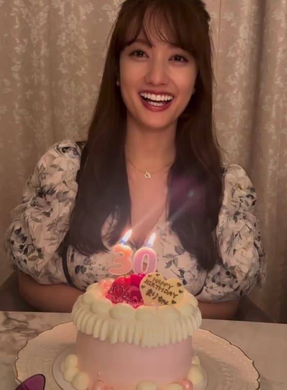 「まだ余韻に浸ってます」谷まりあ、誕生日サプライズに感激‼笑顔あふれる記念ショット公開