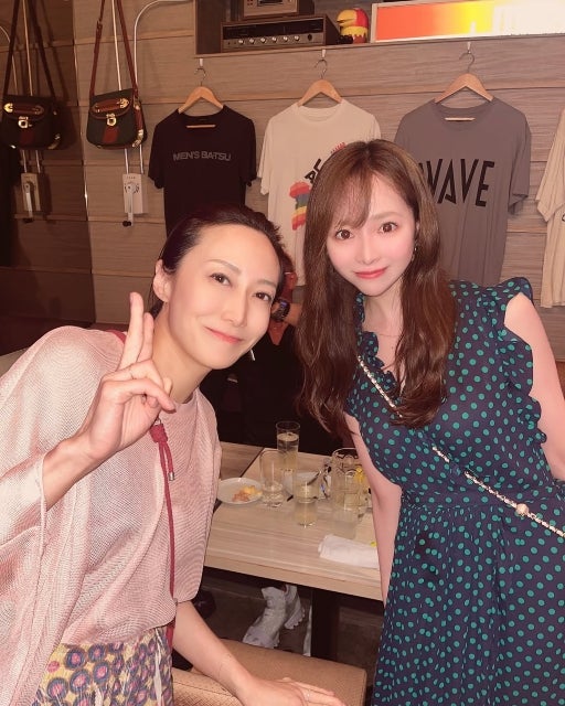 「う〜すべ〜にい〜ろの〜」赤間有華アナ、あの有名シンガーソングライターとのツーショット公開！