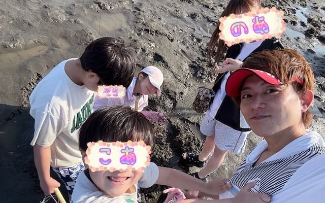 「獲れたアサリは砂抜き中〜」杉浦太陽、家族で潮干狩りを楽しむ！