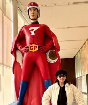 タレント・鈴木奈々 満面の笑みで「マッサマン」と仁王立ち！「めちゃめちゃ可愛い！」