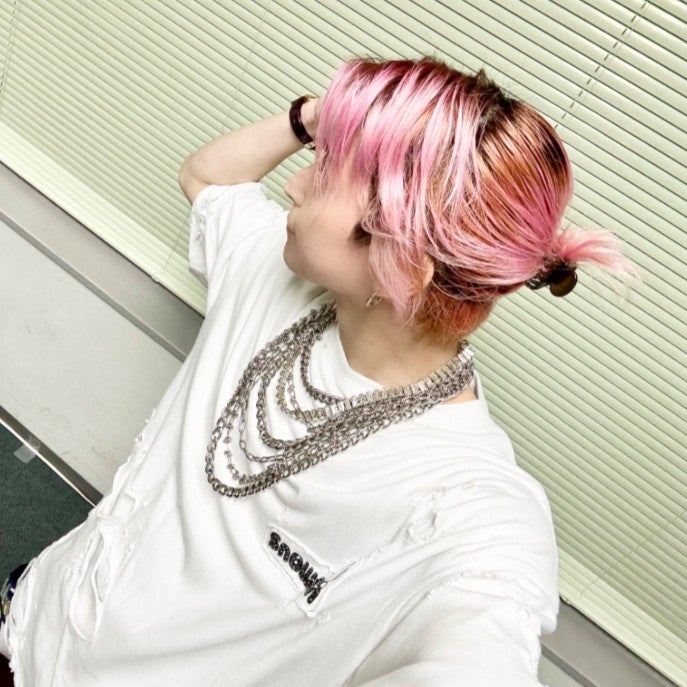 SnowMan佐久間大介が日産スタジアムライブDAY1にハーフアップ姿で登場！「可愛いポイント爆上がり！」とファン興奮