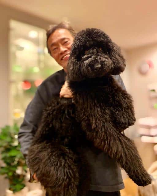 遠藤憲一が愛犬との2ショットを公開も「う、腰が」
