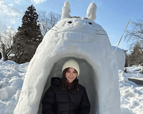 「トトロにINしてる～！」美女タレント、映えすぎスポットで見せた”かまくら・ショット”にファン・ヒーリング状態！「かわいい素敵、幻想的」