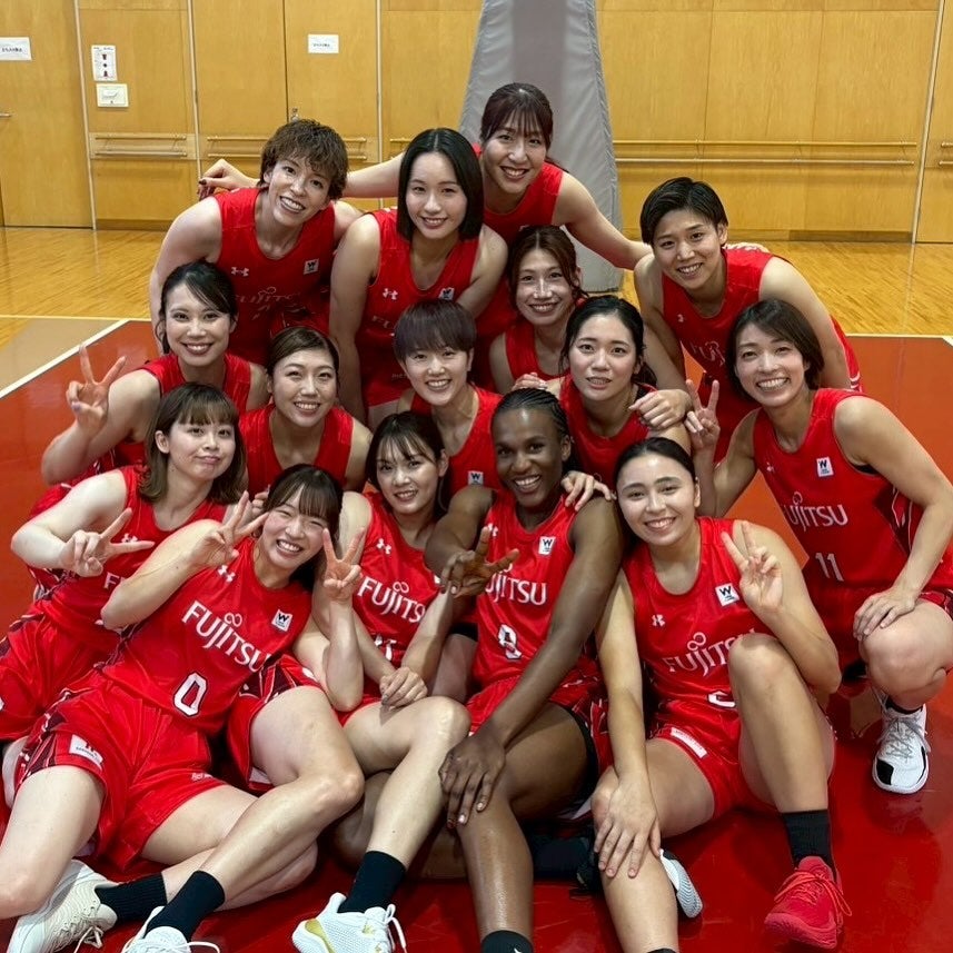 女子バスケ・宮澤夕貴がチーム仲の良さが際立つポスター撮影のオフショを公開！