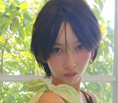 「か、か、かわいすぎてコラ！」美女モデル、接近インパクトの”やっぱり最強・お見つめムービー”にファン狂乱！「永遠に見てられる」