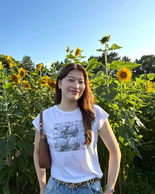 ひまわり畑に女神降臨⁉女子バスケサンフラワーズ三田七南、美しすぎるスマイルにファン歓喜！