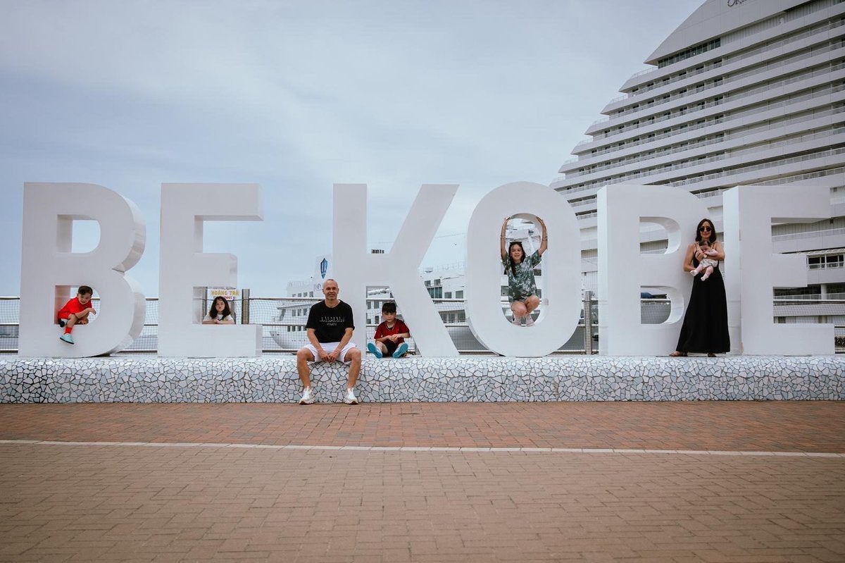「おかえりなさーい！」元ヴィッセル神戸のイニエスタが家族で来日