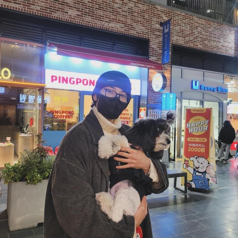 韓国の大人気アイドルが愛犬との微笑ましいプライベートショットを公開🐶💖