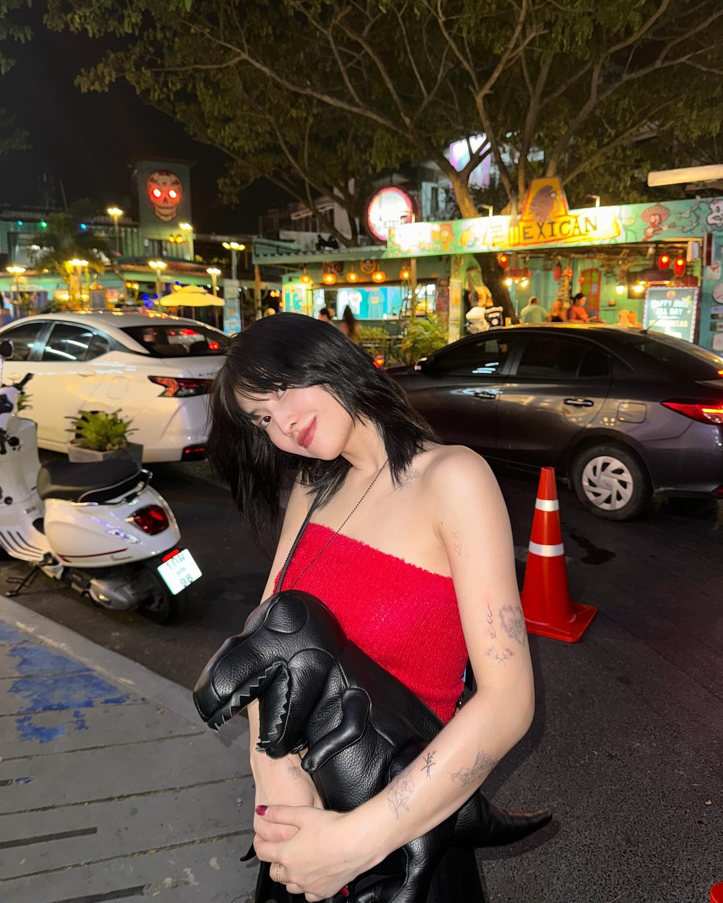 TWICE  モモ　旅行を満喫🛩 　腕にはタトゥー！！