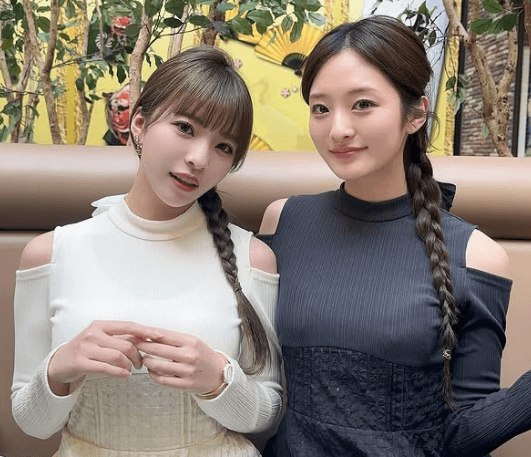 「右におさげの美女、左にもおさげの美女…嗚呼！」あの国宝級美女、”ダブル・おさげ”のミラクル・ショット披露に大反響！「奇跡か？」