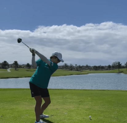 成田美寿々、ハワイ合宿も残りわずか！手ごたえ感じるナイスショットムービーにファン大注目！