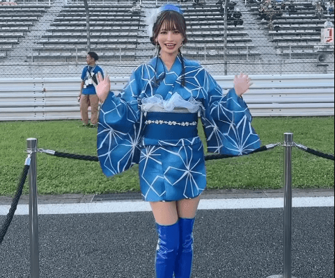 「なんて贅沢で嬉しい動画…」美女レースアンバサダー、浴衣ミニの”ブルー・ヴィーナスムービー”にファン・エンジン全開！