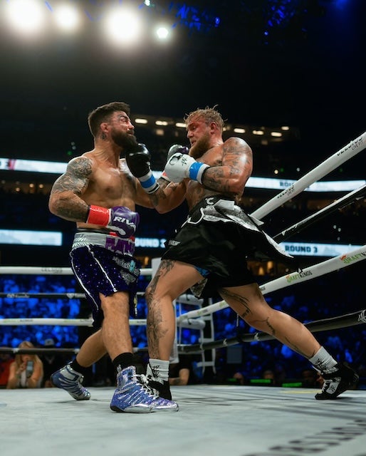 人気YouTuberはマイク・タイソン戦に準備万端!? 衝撃のTKO勝利を披露!