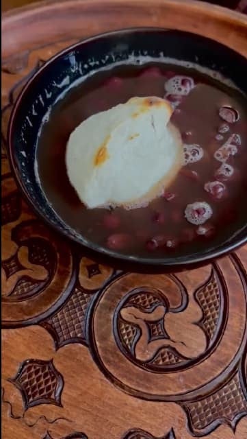 土井善晴、冬の午後に温もりを添える投稿 おぜんざいとアイヌの板が織りなす文化の融合