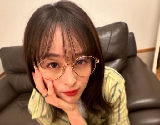 「ビ、ビジュが良すぎる」清野菜名のメガネを掛けたオフショットにファンからコメント殺到！