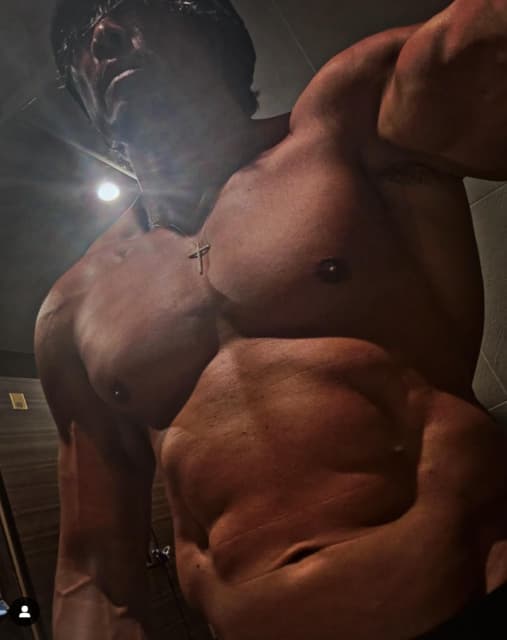 SHIHO夫・秋山成勲「彫刻みたい」トレーニング後の肉体美を披露！