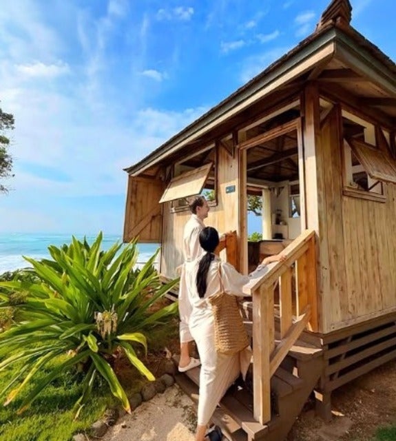 「疲れた足腰を癒しましたよ」アンミカが海の上に立つバンガローの中で夫婦ペアエステ！