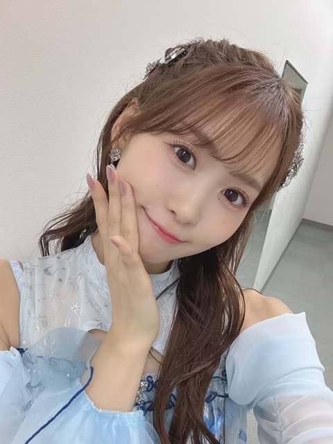 「やっぱかっわい〜〜‼︎」アイドル声優が肩出しライブ衣装姿で激カワショットを披露