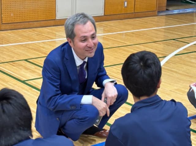 「高校生と同じ目線の中年生」スリムクラブ真栄田が相方の写真をおもしろく紹介