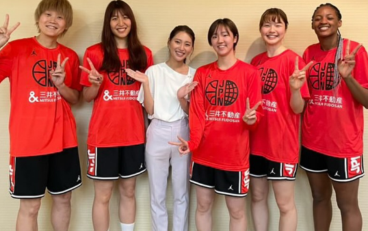 「めっちゃ可愛いです～」美女アナウンサー、女子バスケ日本代表との”レア集合ショット”を披露！ファン歓喜「いい笑顔」