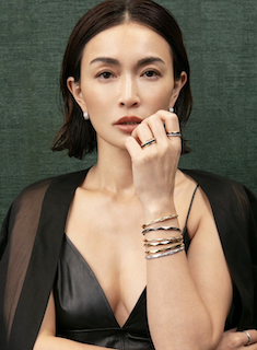 人気女優の胸元ざっくりドレス着用の1枚に熱視線 