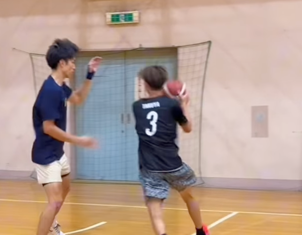 爽快レッスン！飯島康夫、華麗なバスケスキル指導を披露