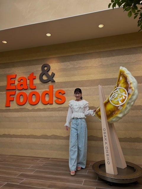 餃子と並んでキメ顔全開、高城れにの“食愛ショット”が可愛さもボリュームも満点