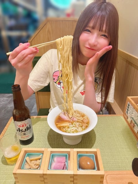 もえあずの「至福の麺上げショット」。ビール片手に放たれた最強の“もぐもぐスマイル”が食欲を直撃する