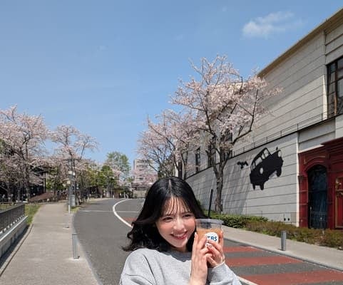 FRUITS ZIPPER 鎮西寿々歌が”ラヴィット！”終わりに3分だけお花見！幸せ笑顔が可愛すぎるとファン大絶賛